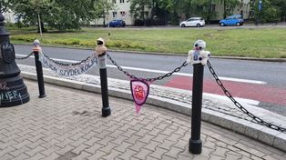 Warszawa: Słupki drogowe w roli bohaterów. Ulica wygląda jak z bajki