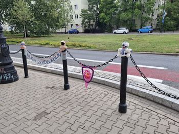 Warszawa: Słupki drogowe w roli bohaterów. Ulica wygląda jak z bajki