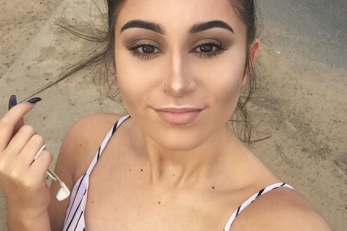 Mikaela Testa skarży się na klientów sklepu. Wielu z nich komentuje jej  wygląd