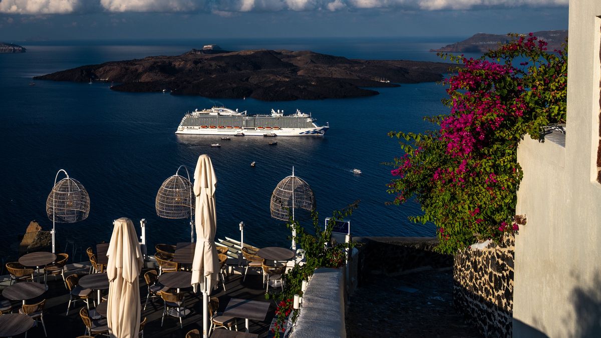SANTORINI, GREECE - 2022/10/09: Cruise ships are seen arriving in Santorini with tourists. Santorini is one of the Cyclades islands in the Aegean Sea known for the traditional architecture of the whitewashed buildings, making it one of the most famous travel destinations during summer in the Mediterranean. (Photo by Marcos del Mazo/LightRocket via Getty Images)