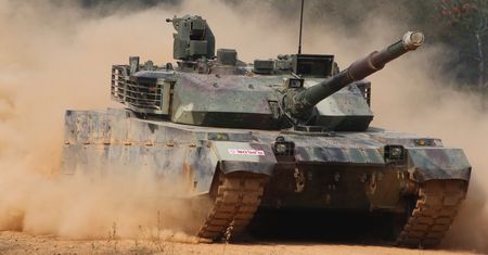 Chiński czołg VT-4A1. Jego aktywny pancerz zestrzeli nadlatujące pociski
