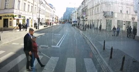Kierowca nagle zatrzymał autobus. Ruszył na pomoc niewidomej kobiecie