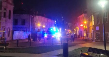 W zabytkowej kamienicy popękały ściany, na miejscu straż pożarna i policja. Tuż obok trwa budowa apartamentowca