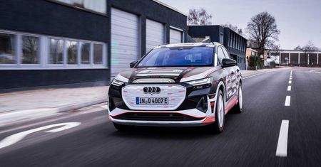 Audi Q4 e-tron w kamuflażu, ale bez większych tajemnic. Zaskakuje za to wnętrzem