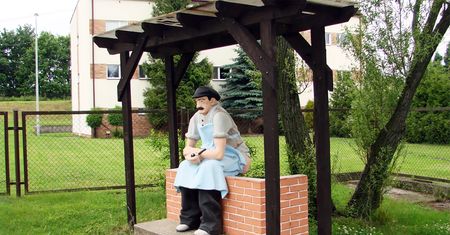 "Srający chłopek" pod Świdnicą. Zwykły pomnik czy prowokacja?