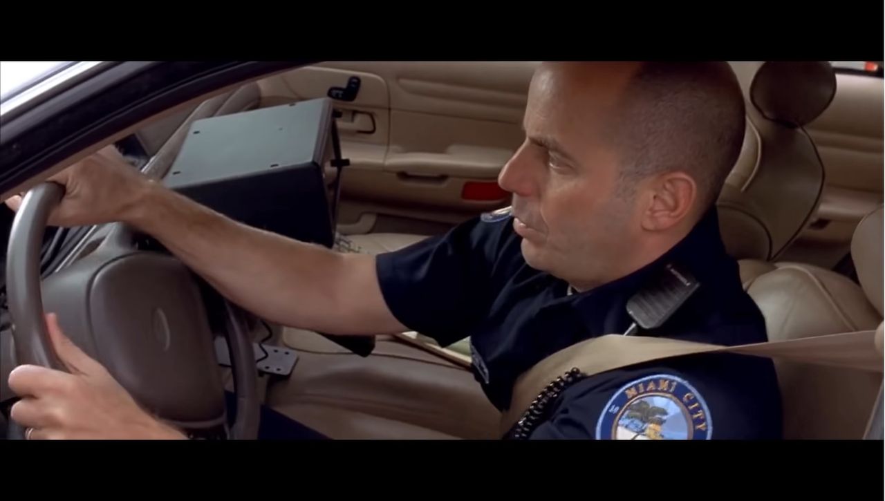 Neal H. Moritz w roli policjanta