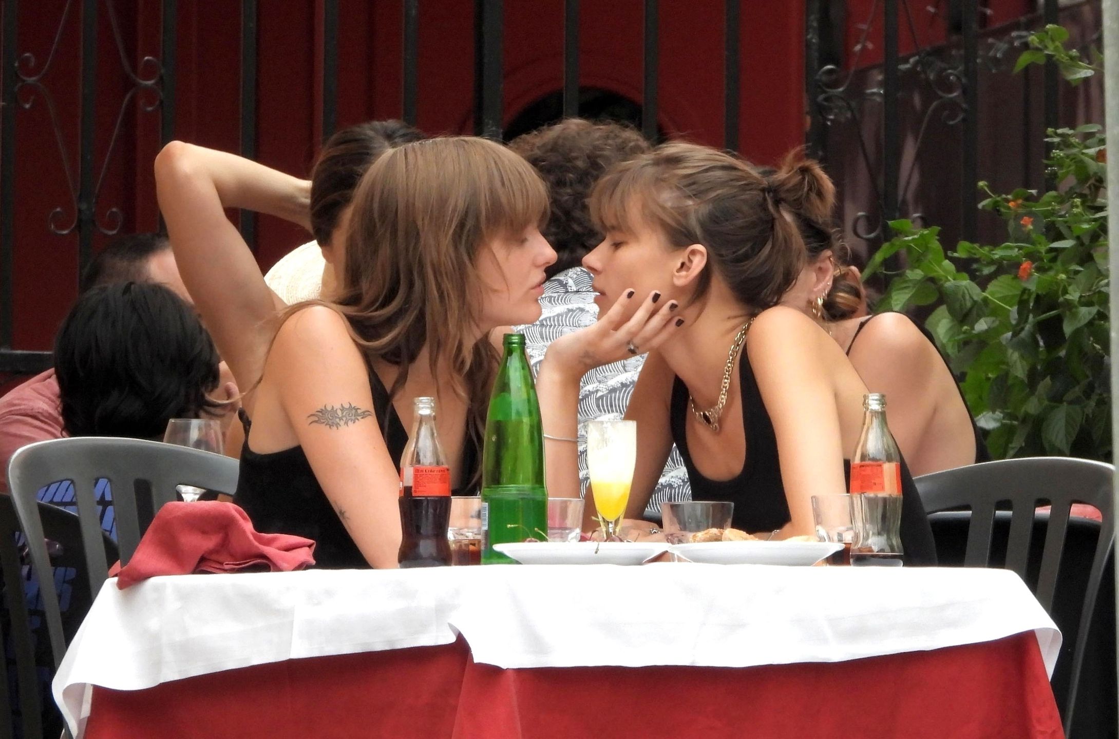 Victoria De Angelis z Maneskin całuje się z dziewczyną