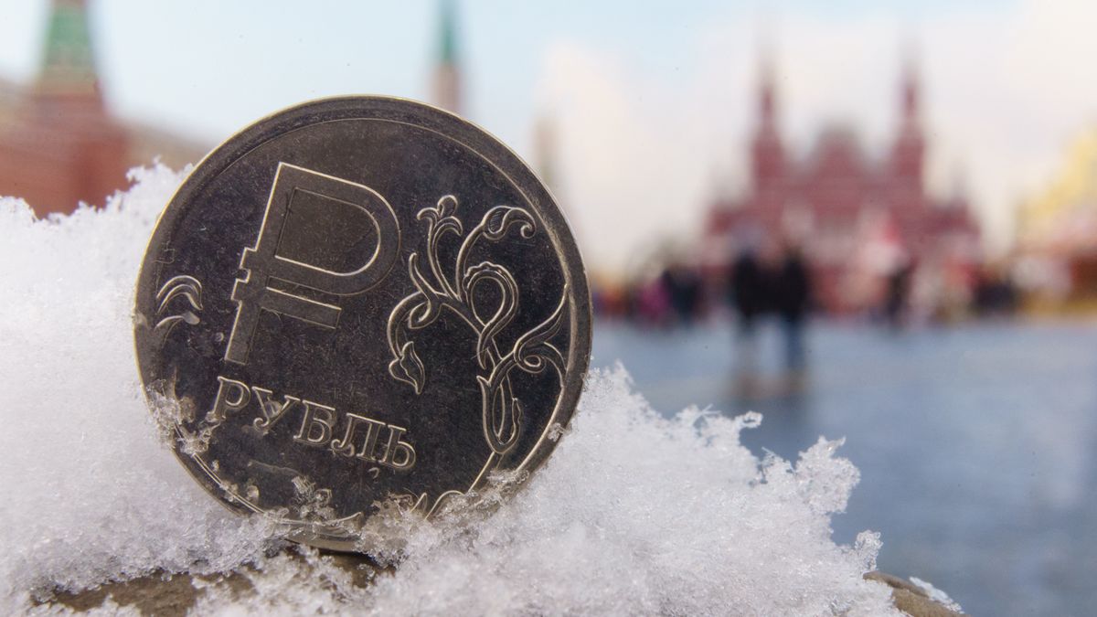 Rosyjski rubel mocno się osłabia wskutek sankcji nałożonych przez UE i USA