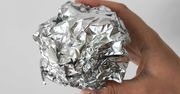 Zawsze trzymam w kuchni kulkę z folii aluminiowej. Rozwiązuje uporczywy problem