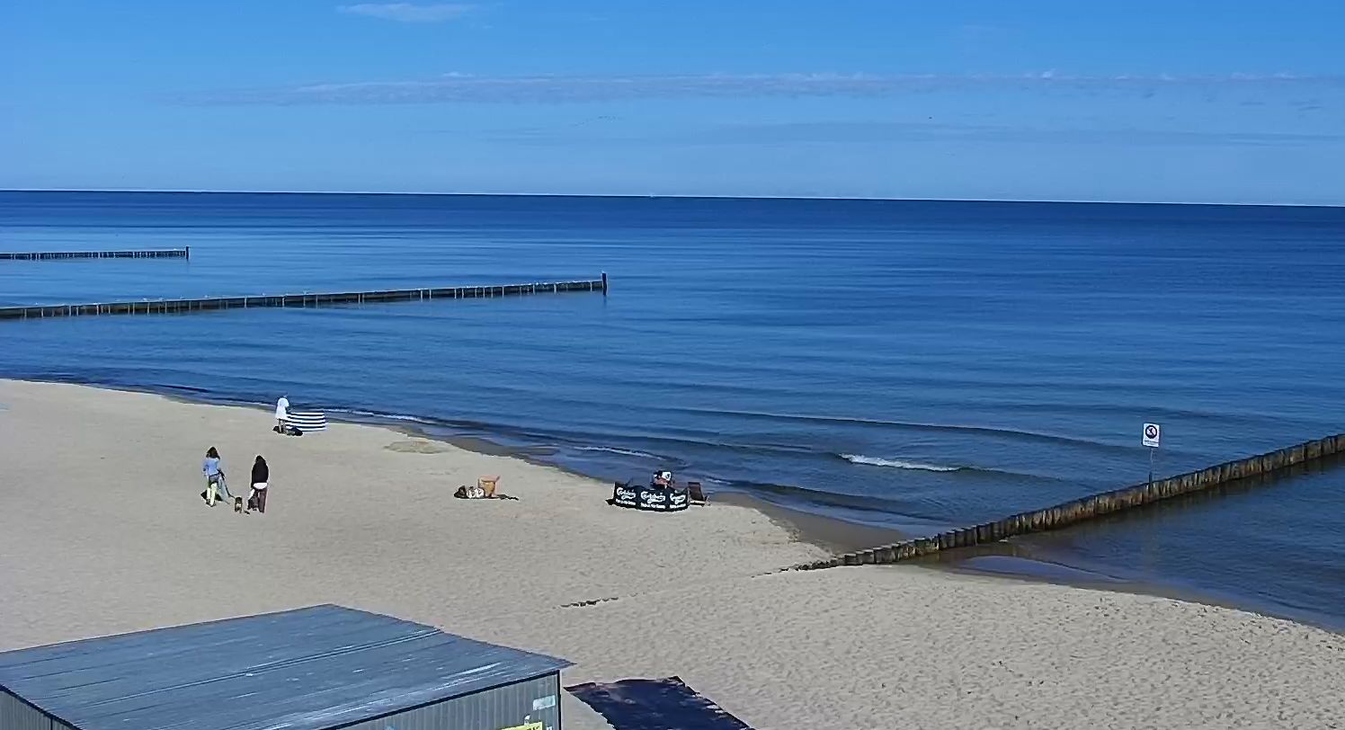 Ustronie Morskie. Plażowicze zameldowali się tuż przy brzegu już o 8:35