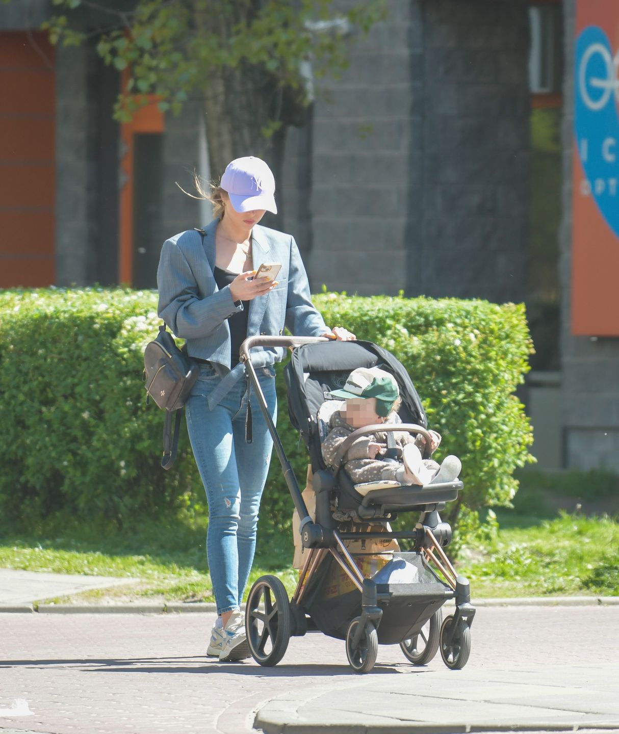 Joanna Opozda na spacerze z Vincentem