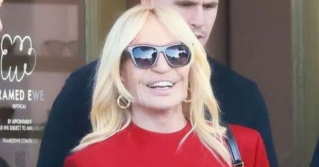 Wiecznie młoda Donatella Versace mknie na zakupy w czerwonej mini (ZDJĘCIA)