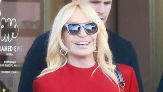 Wiecznie młoda Donatella Versace mknie na zakupy w czerwonej mini (ZDJĘCIA)