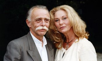 Dawno niewidziani pojawili się na pogrzebie. Aktor "Domu" z żoną pożegnali wybitnego pisarza