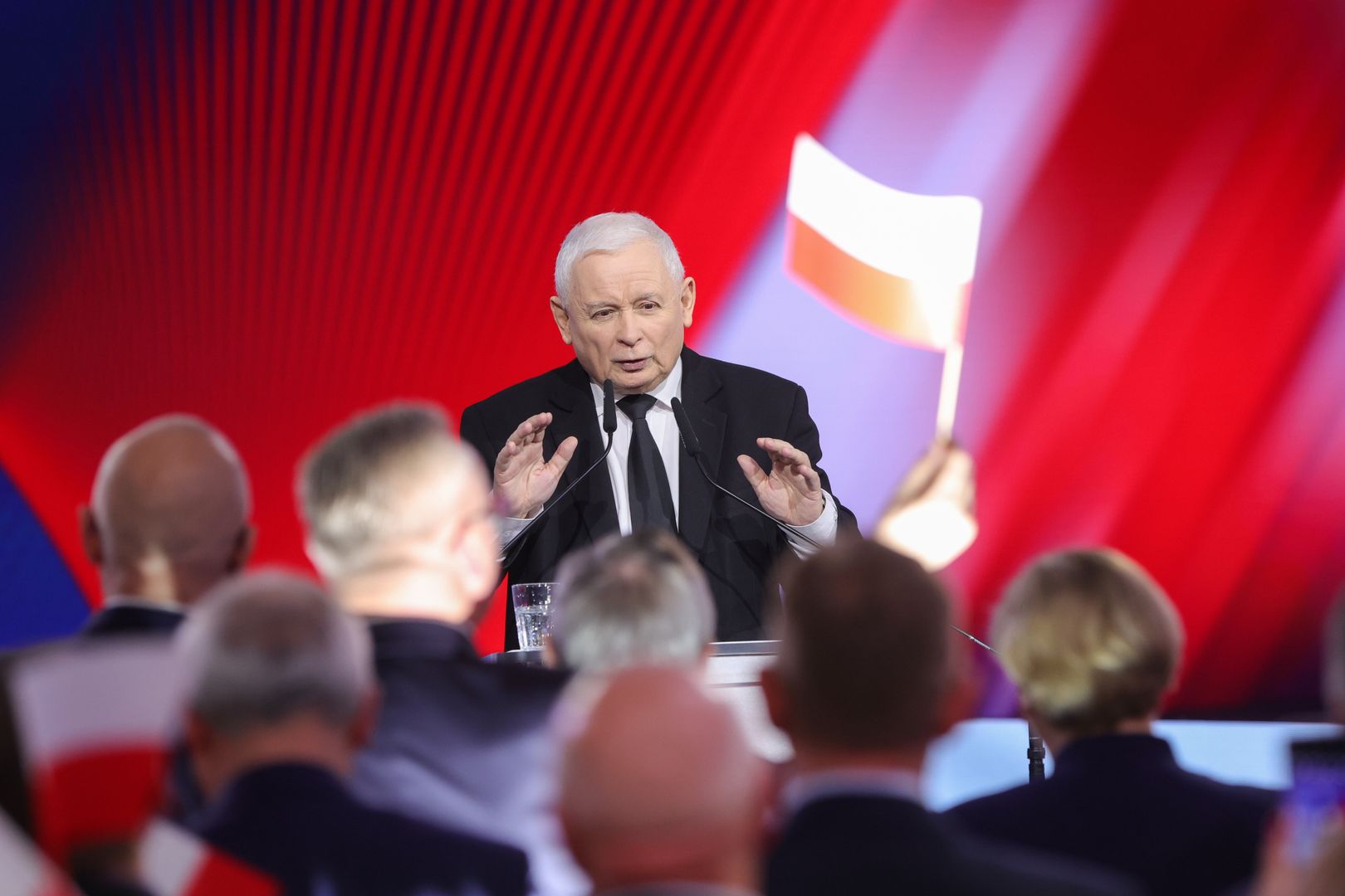 Warszawa, 27.04.2024. Kampania wyborcza do Parlamentu Europejskiego. Prezes PiS Jarosław Kaczyński przemawia na zakończenie konwencji w centrum wystawowym EXPO XXI w Warszawie, 27 bm. Prawo i Sprawiedliwość podczas konwencji pod hasłem "Wolni Polacy wobec zmian traktatowych Unii Europejskiej� zainaugurowali kampanię wyborczą do Parlamentu Europejskiego. (mr) PAP/Rafał Guz