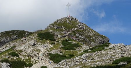 Tatry. Tęczowa flaga na Giewoncie. Została powieszona na krzyżu