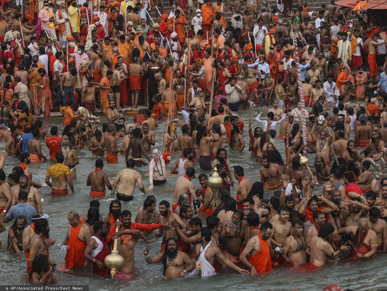 Kwiecień 2021 roku. Festiwal Kumbhamela nad rzeką Ganges