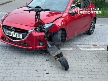 Poważny wypadek w Rembertowie. Rozpędzony 18-latek na elektrycznej hulajnodze wbił się czołowo w osobówkę