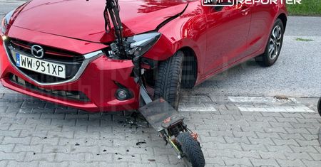Poważny wypadek w Rembertowie. Rozpędzony 18-latek na elektrycznej hulajnodze wbił się czołowo w osobówkę