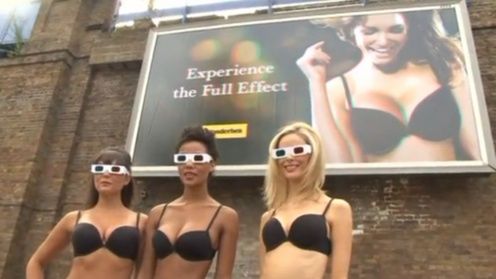 Piersi w trzech wymiarach, które wychodzą z billboardu! [wideo] 1