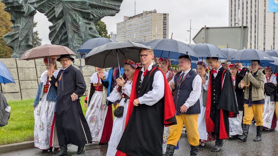 Przemarsz studentów w Katowicach w orszakach rektorskich