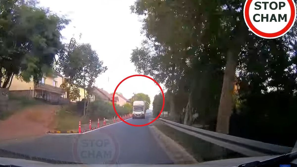 Dostawczak znajdował się na zwężeniu, gdy wprost na niego zaczął jechać autor nagrania 