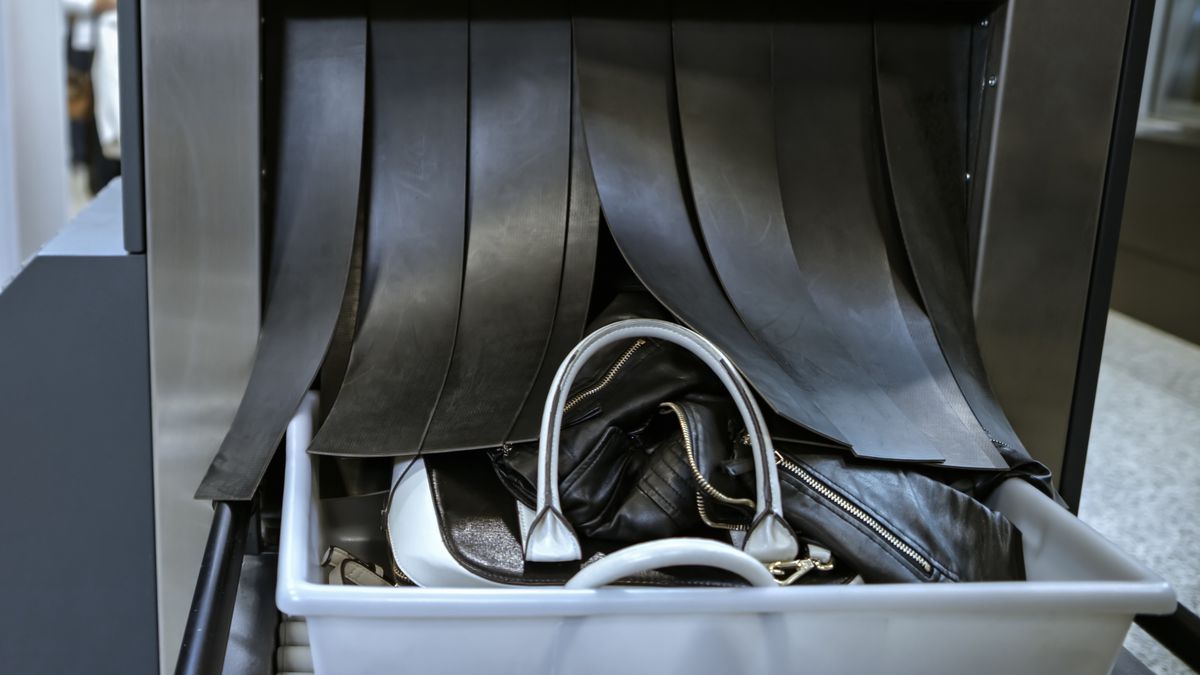 Podróżni mieli w bagażu kozie wnętrzności 