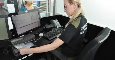 Wrocław. Mandat dla podróżnej. Za podrobiony wynik testu na COVID-19