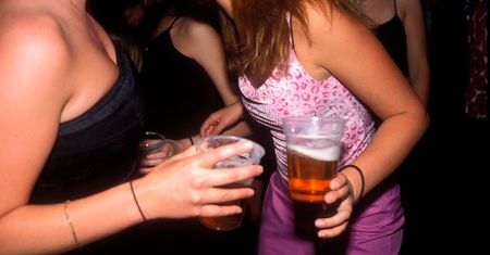 Bełchatów. 12- i 13-latkę znaleziono przy torach. Wynik alkomatu poraża