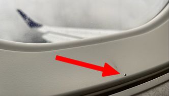 Dlaczego okno samolotu ma owalny kształt i jest w nim mały otwór