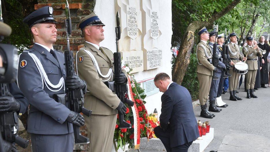 Prezydent Andrzej Duda podczas uroczystości złożenia wieńca przed tablicami na fragmencie muru fabryki J. Franaszka
