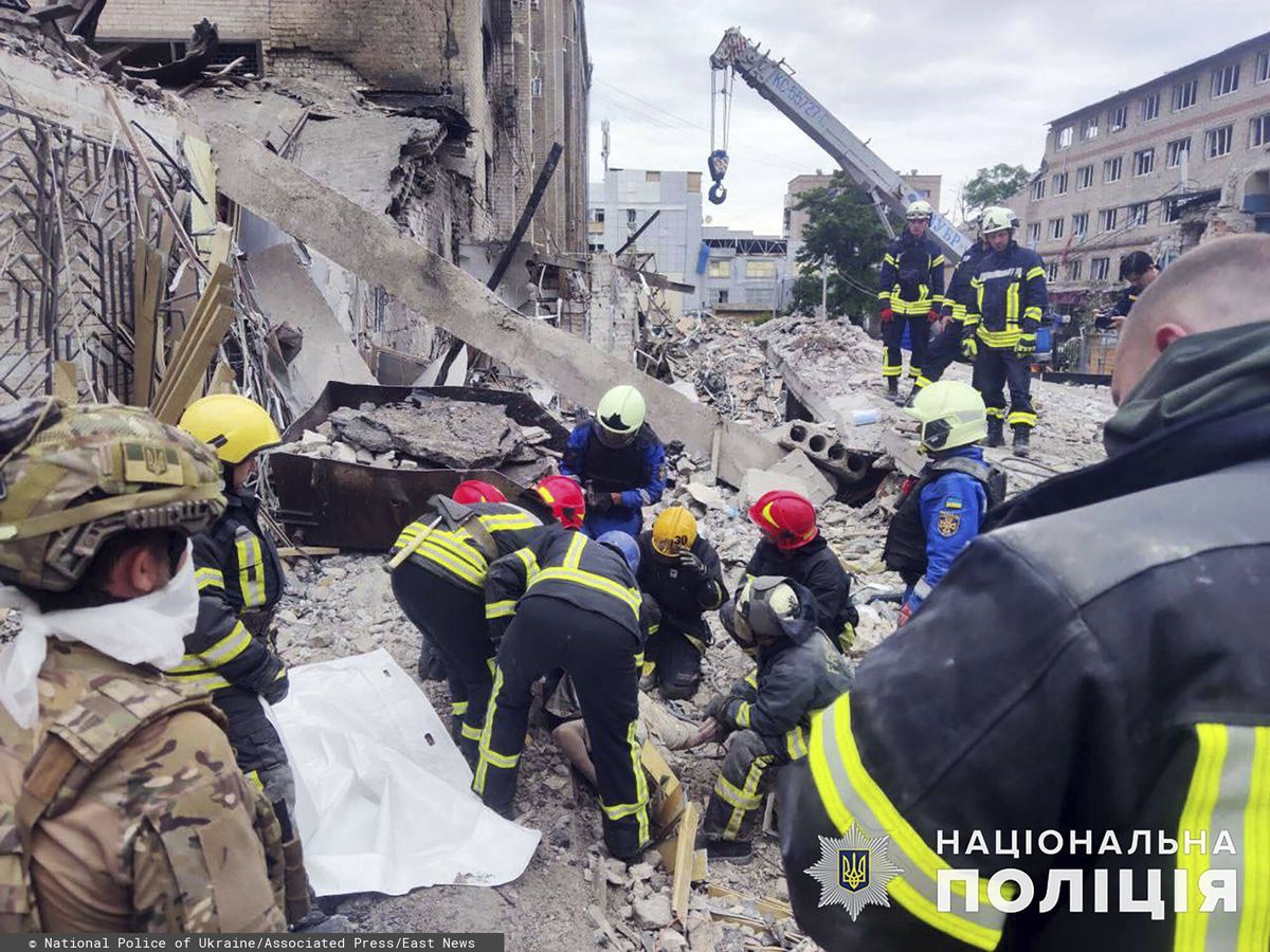 Służby ratunkowe Ukrainy pracują na gruzach pizzerii w Kramatorsku, w miejscu eksplozji pocisków rakietowych, wystrzelonych przez Rosję  