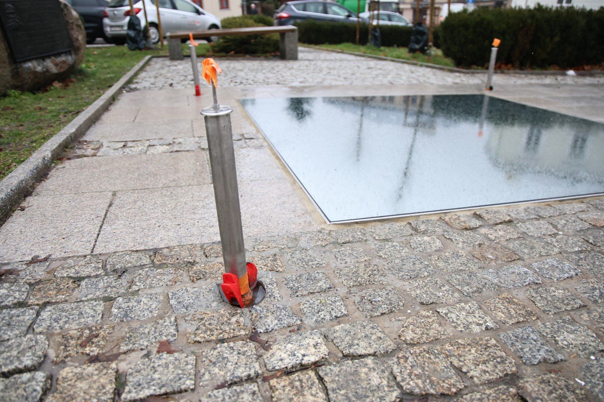 W środę, 26 listopada, pojawiły się pierwsze profesjonalne elementy zabezpieczenia. 