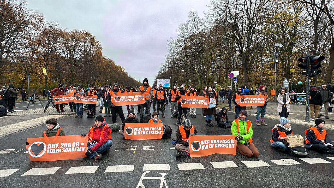 Berlin - protest Ostatniego Pokolenia przeciwko paliwom kopalnym
