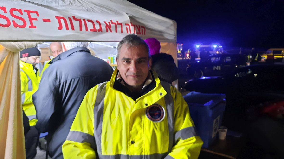 Ferland jest liderem zespołu organizacji pomocowej Rescue Without Borders. Do Medyki przyjechał z Izraela