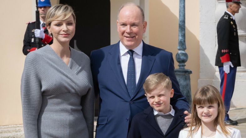 Koniec kryzysu? Księżna Charlene z lekkim uśmiechem świętuje urodziny księcia Alberta. Dał jej buziaka (ZDJĘCIA)