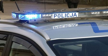Policja ruszyła w pościg za kierowcą. Padły strzały