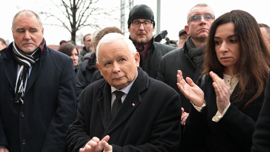 Gdańsk, 12.02.2024. Prezes PiS Jarosław Kaczyński (C) i córka zmarłej pary prezydenckiej Marta Kaczyńska (P) na odsłonięciu tablicy pamiątkowej śp. Prezydenta Lecha Kaczyńskiego, 12 bm. w siedzibie gdańskiego oddziału IPN. (aldg) PAP/Adam Warżawa