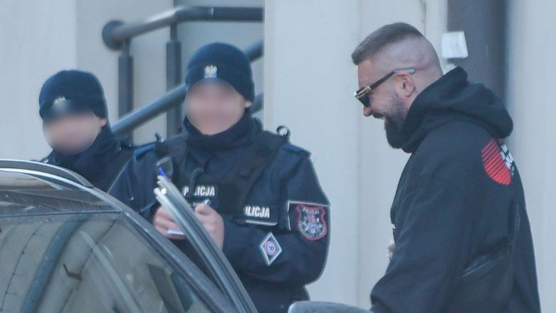 Uśmiechnięty Daniel Majewski wsiada do samochodu za ponad 600 tysięcy