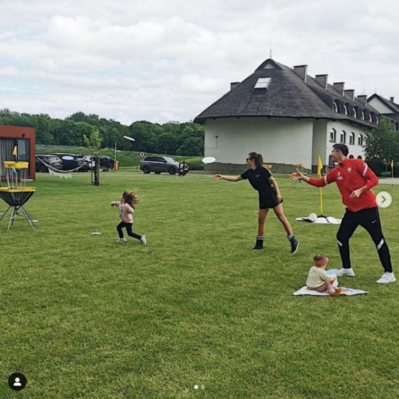 Lewandowscy i Szczęśni uwiecznili pobyt w Opalenicy na wspólnych fotografiach