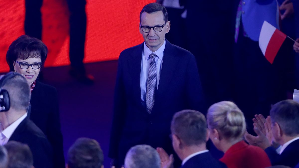 Katowice, 01.10.2023. Kampania wyborcza do parlamentu 2023. Marszałek Sejmu Elżbieta Witek (L) i premier Mateusz Morawiecki (P) podczas konwencji PiS pod hasłem "Bezpieczna Polska", 1 bm. w hali widowiskowo-sportowej "Spodek" w Katowicach. (mr) PAP/Zbigniew Meissner