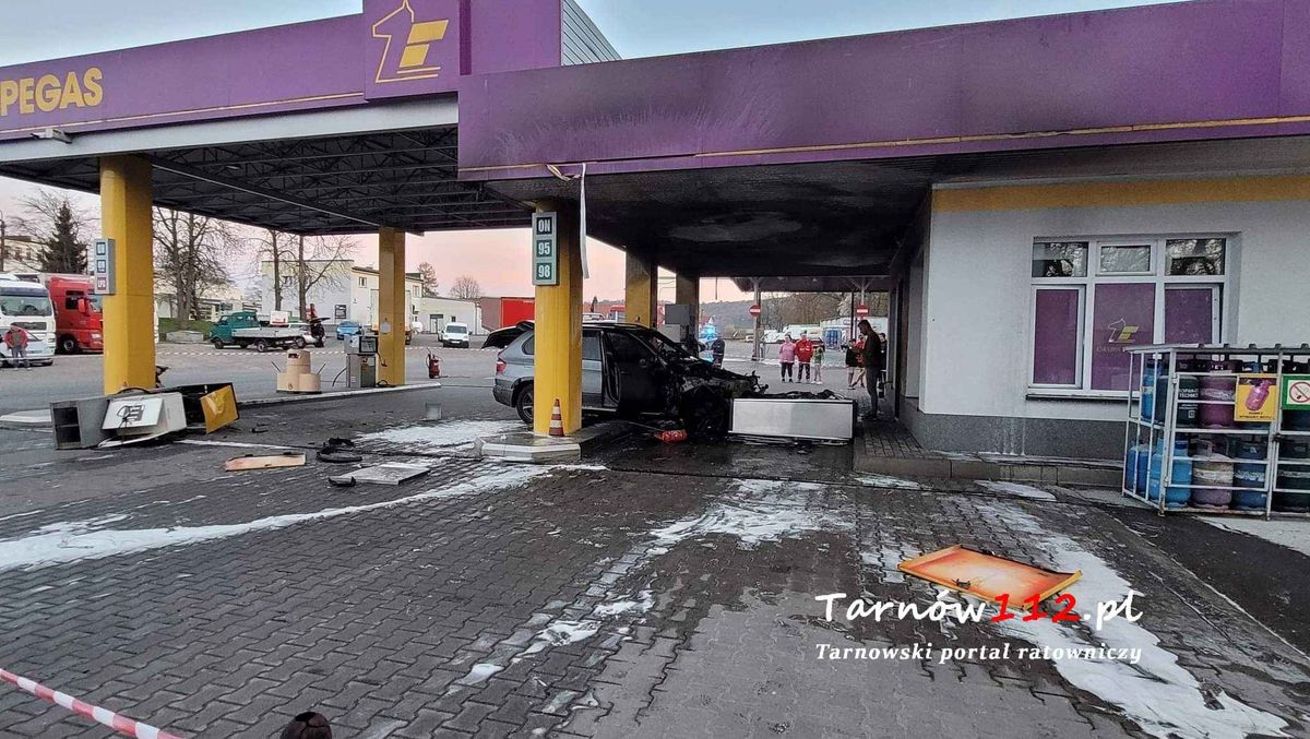 Kierowca wjechał samochodem w stację benzynową