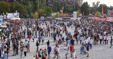 Tłumy w stolicy. "Na ostatniej prostej widać bardzo wysokie obłożenie"