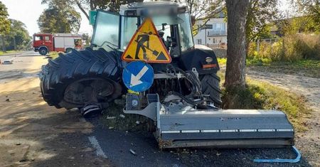 Kosił trawę przy drodze. Ciężarówka wjechała w traktor