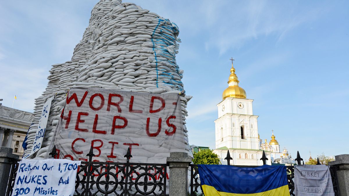KYIV, UKRAINE - 2022/05/23: Sandbags piled around a monument of Princess Olga, Apostle Andrew, Cyril, and Methodius to protect it in case of bombardment. Volunteers have finished covering famous monuments with sandbags and Ukrainian flags for protecting them, Russia invaded Ukraine on February 24, 2022, provoking the largest military attack in Europe since World War II. (Photo by Aleksandr Gusev/SOPA Images/LightRocket via Getty Images)