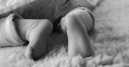 Zduny. Sąsiadka znalazła martwe dziecko. Ciało chłopca przebadali lekarze