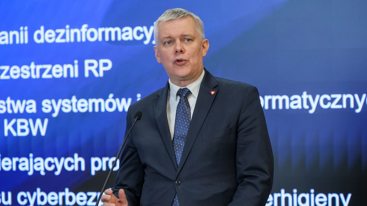 Warszawa, 28.01.2025. Minister spraw wewnętrznych i administracji, koordynator służb specjalnych Tomasz Siemoniak podczas konferencji prasowej w siedzibie Ministerstwa Cyfryzacji w Warszawie, 28 bm. Temat: "Program ochrony wyborów - PARASOL WYBORCZY". (sko) PAP/Rafał Guz