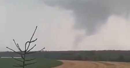 Trąba powietrzna pojawiła się w Wielkopolsce. Nagranie budzi grozę