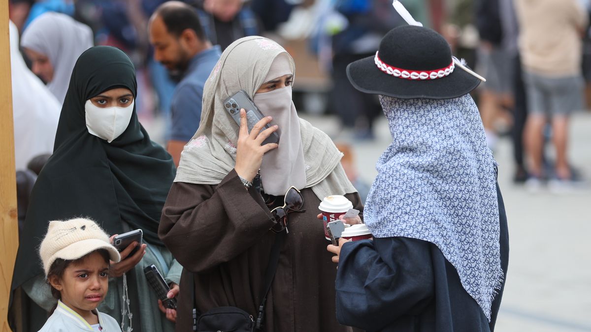 Grzegorz Momot
arabowie, czas wolny, deptak, g�ry, krup�wki, lato, podhale, pogoda, po�owa, p�metek, ruch turystyczny, sezon, sezonu, tatry, turystyczna, turystyczny, urlopy, wakacje, wypoczynek, zagraniczni, hid�ab, cudzoziemcy