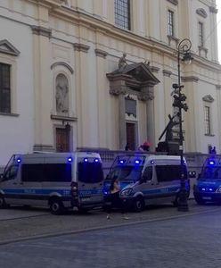 Pomnik Chrystusa na Krakowskim Przedmieściu ogrodzony kordonem radiowozów